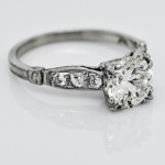 Beautiful & Tranditional Diamond Engagment Ring